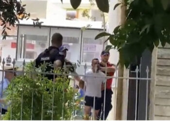 Me tuta, i lidhur me hekura! Ky është 29-vjeçari që do të vriste në Fier “bosin e krimit”