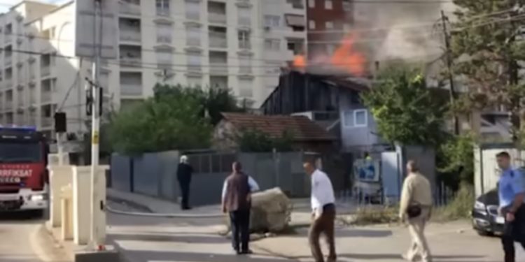 Zjarr brenda oborrit të spitalit në Prishtinë