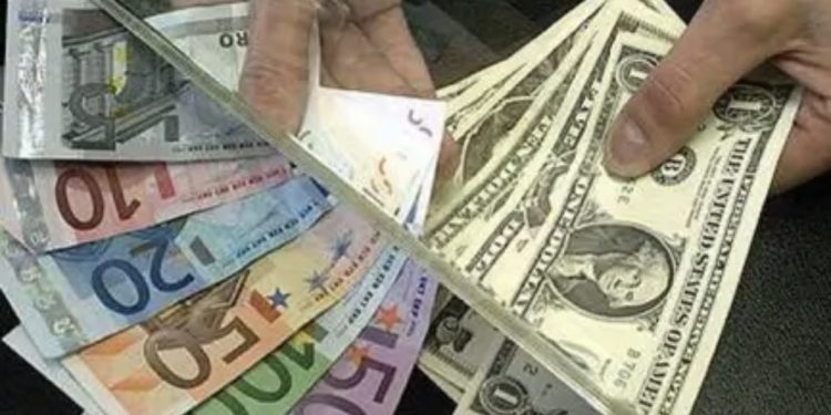 Euro dhe dollari të palëkundur në renditje /Këmbimi valutor