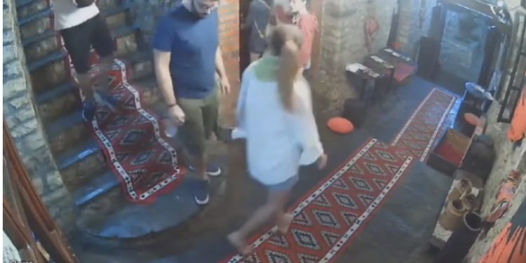 VIDEO/ Turistët italianë hanë e pinë dhe ia mbathin pa paguar nga restoranti në Berat