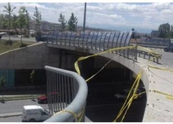 Aksident i rëndë në Prishtinë, makina bie poshtë urës, humb jetën 17-vjeçari