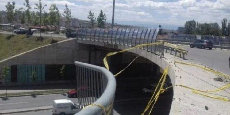 Aksident i rëndë në Prishtinë, makina bie poshtë urës, humb jetën 17-vjeçari