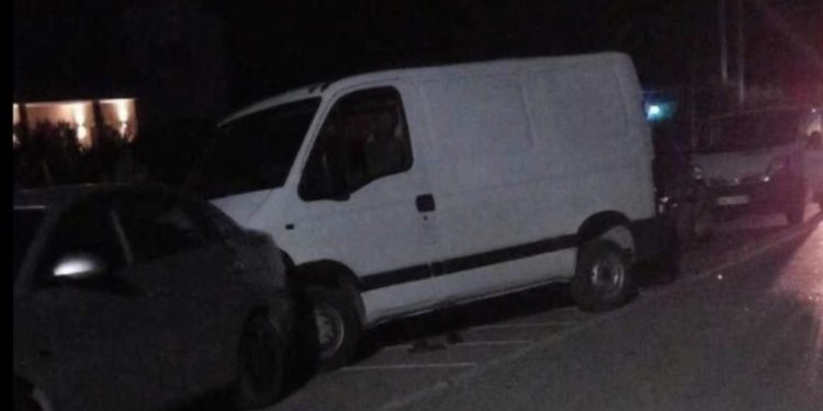 Po i ndiqte policia, përplasen 2 furgona me klandestinë në Këlcyrë