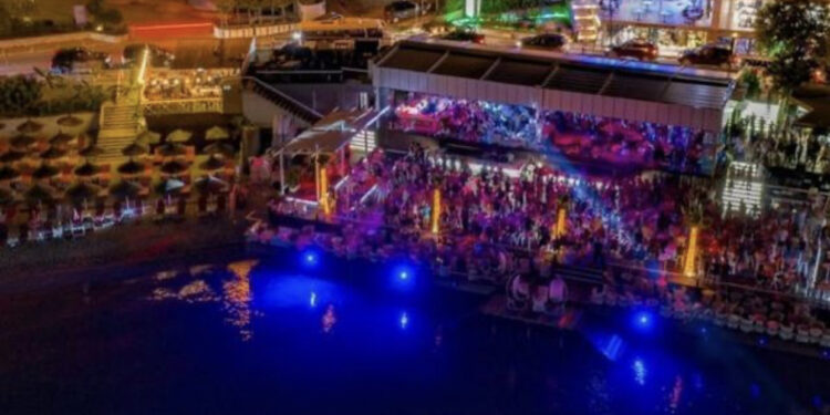 Tronditëse në Sarandë/ Ashensori i “Orange Club” zë poshtë kamerierin 17-vjeçar, ndërron jetë në vend