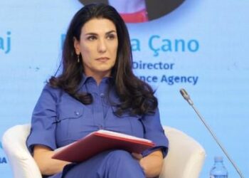 AKSHI i zhytur në korrupsion, Mirlinda Karçanaj ndryshohen dy herë kriteret për tenderin 15 mln € të shkollave SMART