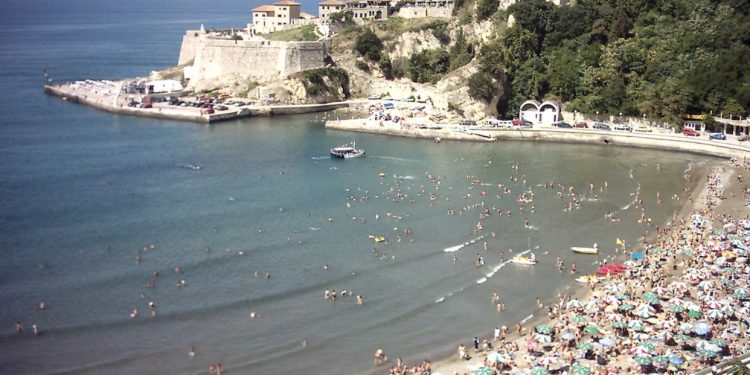 E rëndë në Ulqin, hyri të lahej në det, mbytet 58-vjeçari