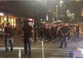 Makina hedh në ajër 7 kalimtarë në trotuar në qendër të qytetit, ikën shoferi