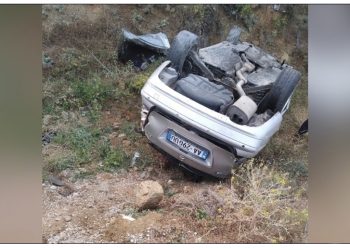 Aksidentuan makinën e marrë me qira, shoferja dhe pasagjerja e lënë në rrugë dhe largohen