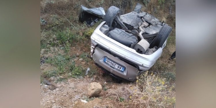 Aksidentuan makinën e marrë me qira, shoferja dhe pasagjerja e lënë në rrugë dhe largohen