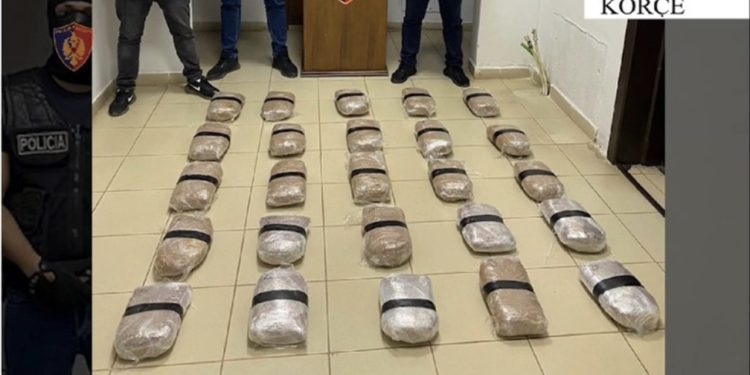 Transportonin drogë me varkë drejt Maqedonisë së Veriut, arrestohen 4 persona