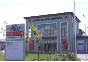 Tenderi i luksit! Banket, shah, vaskë dhe dyshek me teknologji për mjekët turq