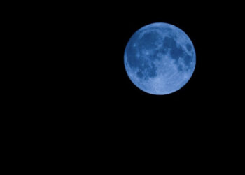 FOTO/ Sytë nga qielli, “Super Hëna Blu” po dhuron spektakël, ndodh një herë në dekadë