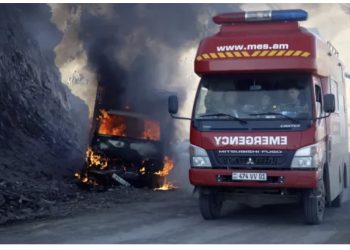 Të paktën 11 të vdekur dhe 9 të plagosur nga përplasja e minibusit me një kamion