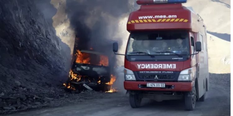 Të paktën 11 të vdekur dhe 9 të plagosur nga përplasja e minibusit me një kamion