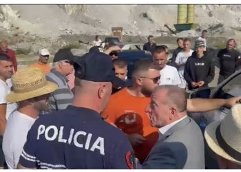 Kundër guroreve dhe ndërtimit të fabrikës së bitumit, banorët e Fierzës në protestë
