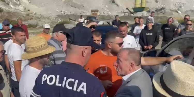 Kundër guroreve dhe ndërtimit të fabrikës së bitumit, banorët e Fierzës në protestë