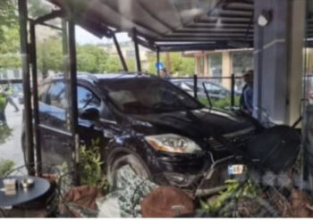 Ndodh në Tiranë! Makina futet brenda lokalit, shtangen klientët