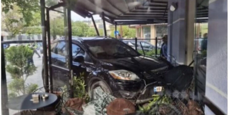 Ndodh në Tiranë! Makina futet brenda lokalit, shtangen klientët