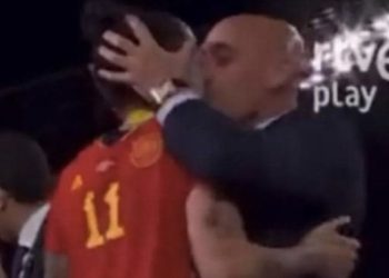 VIDEO-SKANDAL/ Presidenti i federatës së futbollit puth në buzë lojtaren gjatë ndarjes së medaljeve