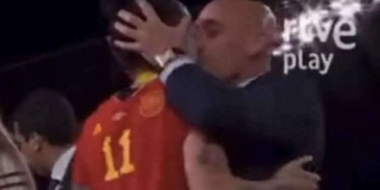 VIDEO-SKANDAL/ Presidenti i federatës së futbollit puth në buzë lojtaren gjatë ndarjes së medaljeve