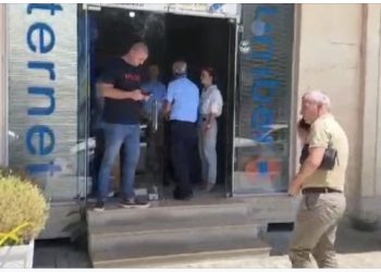 VIDEO/ Ra me kokë në bordurë dhe ndërroi jetë, shpallet në kërkim autori në Vlorë