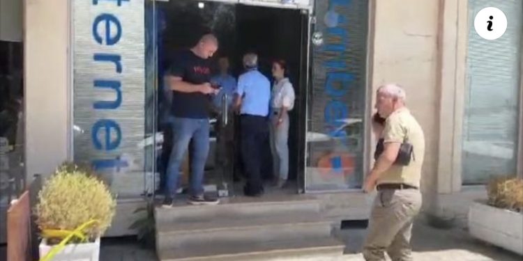 VIDEO/ Ra me kokë në bordurë dhe ndërroi jetë, shpallet në kërkim autori në Vlorë