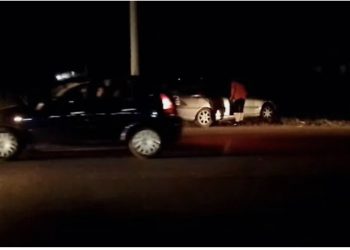 Aksident në aksin rrugor Librazhd-Elbasan, makina del nga rruga dhe përmbyset