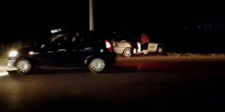 Aksident në aksin rrugor Librazhd-Elbasan, makina del nga rruga dhe përmbyset