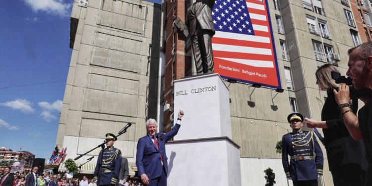 Mik i përjetshëm i shqiptarëve! Bill Clinton sot feston ditëlindjen e 77-të