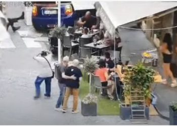 VIDEO/ Italiani hyn me makinë brenda në kafe, ‘merr përpara’ 6 klientë