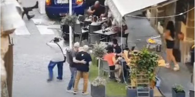 VIDEO/ Italiani hyn me makinë brenda në kafe, ‘merr përpara’ 6 klientë