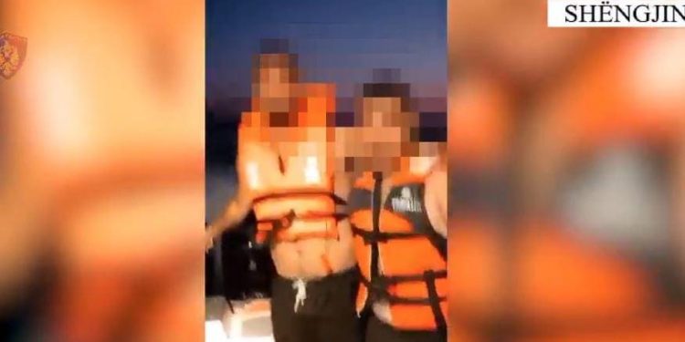 Shëngjin/ Mjeti i tyre lundrues pësoi defekt në mes të detit, shpëtohen 2 të rinjtë që rrezikuan të mbyteshin