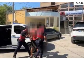 EMRI/ Ndjekje si nëpër filma! 22-vjeçari nuk i bindet urdhrit të policisë dhe largohet me shpejtësi, kapet me drogë dhe fishekë luftarak