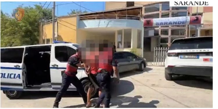 EMRI/ Ndjekje si nëpër filma! 22-vjeçari nuk i bindet urdhrit të policisë dhe largohet me shpejtësi, kapet me drogë dhe fishekë luftarak