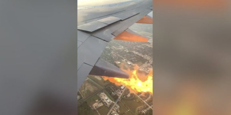 VIDEO/ Tmerr tek pasagjerët, motori i avionit merr flakë në ajër