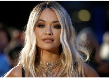 FOTO/ Fansat të zhgënjyer nga Rita Ora, i kërkojnë kthimin e parave të albumit për këtë arsye…