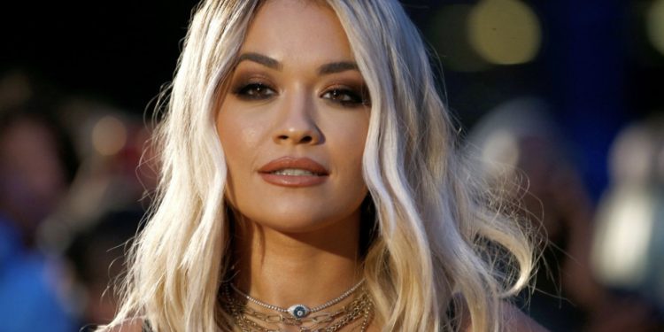 FOTO/ Fansat të zhgënjyer nga Rita Ora, i kërkojnë kthimin e parave të albumit për këtë arsye…