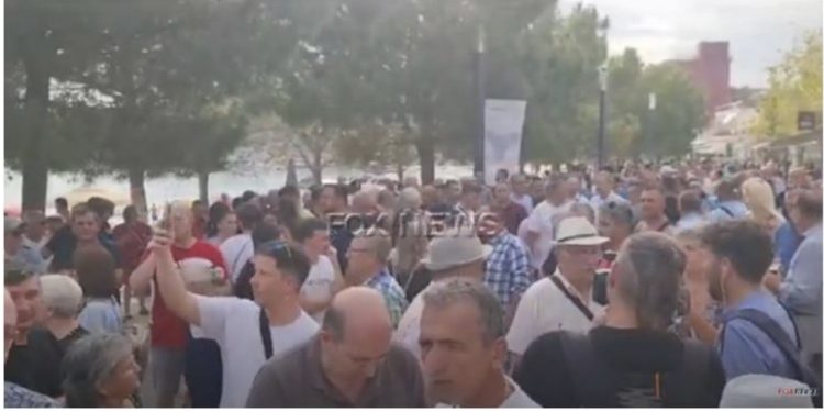 Protesta në Himarë për lirimin e Belerit, mediat greke: Policia shqiptare tentoi të anulonte protestën