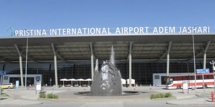 Sulmohen dy policë në aeroport, neutralizohet agresori polak