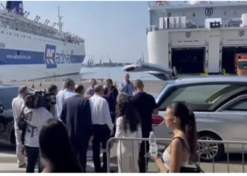 Mbërrijnë eshtrat e Qazim Mulletit/ U pritën nga të afërm në portin e Durrësit, të hënën rivarrimi