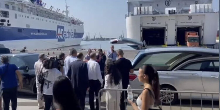 Mbërrijnë eshtrat e Qazim Mulletit/ U pritën nga të afërm në portin e Durrësit, të hënën rivarrimi