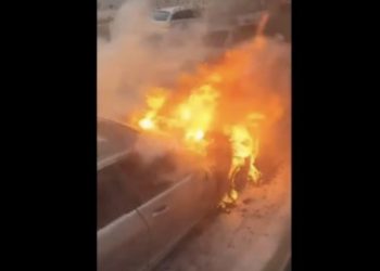 VIDEO/ Përfshihet nga flakët një makinë në Astir