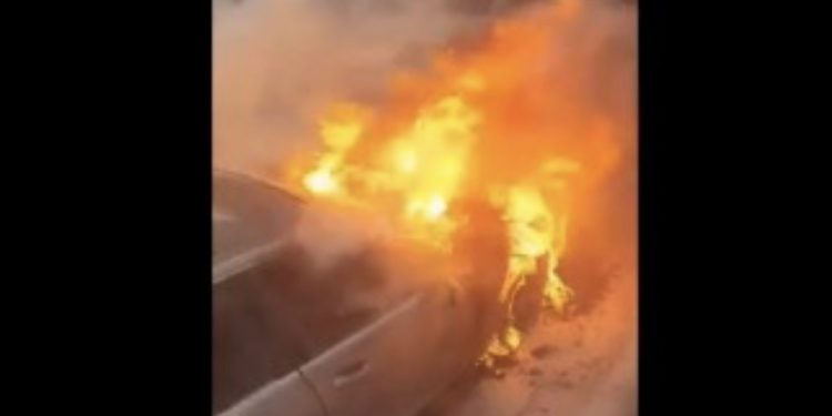 VIDEO/ Përfshihet nga flakët një makinë në Astir