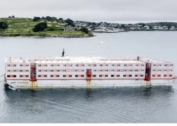 Anglia “burgos” shqiptarët në det