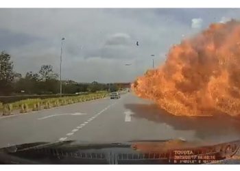 E rëndë! Avioni privat rrëzohet mbi rrugën e makinave, të paktën 10 viktima