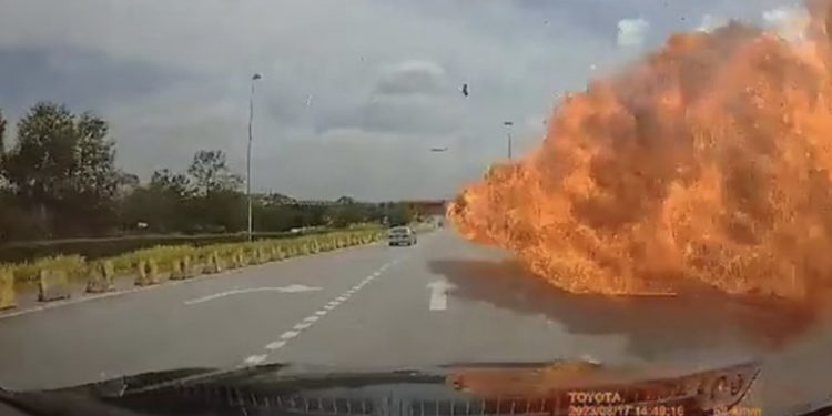 E rëndë! Avioni privat rrëzohet mbi rrugën e makinave, të paktën 10 viktima