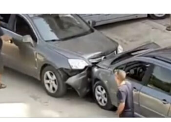 Përplasen “kokë më kokë” dy makina në Vlorë