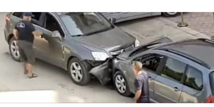 Përplasen “kokë më kokë” dy makina në Vlorë