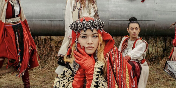 Rita Ora “pret në besë” të gjithë shqiptarët, valëvit flamurin serb në koncert