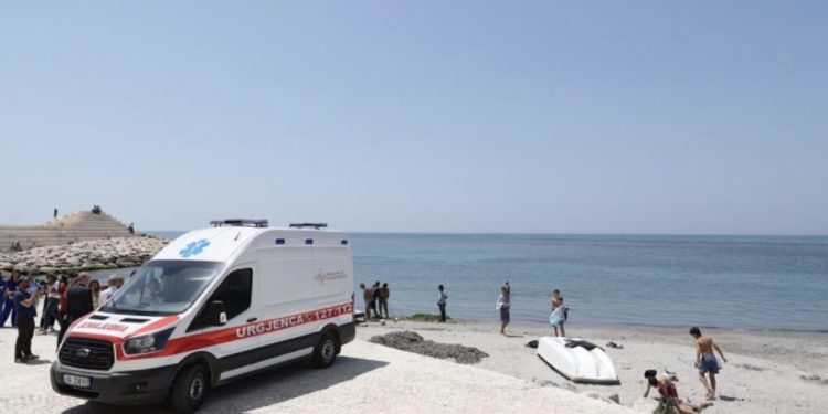 Ndërron jetë 55-vjeçari në plazhin e Darëzezës, çfarë dyshohet